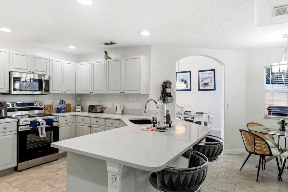 Family House | Private kitchen | Full-size fridge, microwave, oven, stovetop