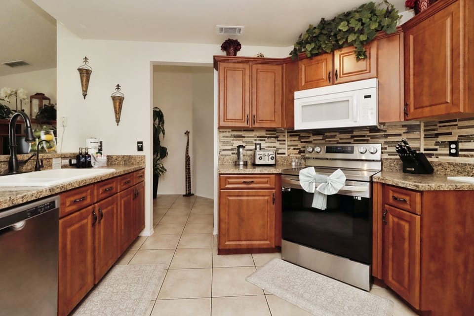 Family House | Private kitchen | Fridge, microwave, oven, stovetop