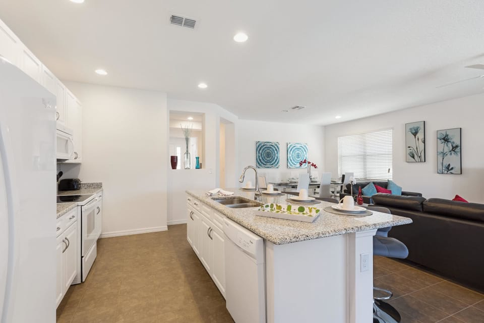 Family House | Private kitchen | Fridge, microwave, oven, stovetop