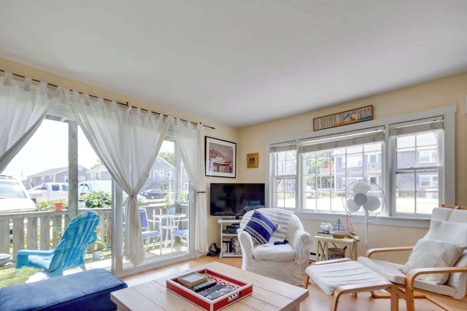 Living Room | Free WiFi | Cable TV | Central A/C