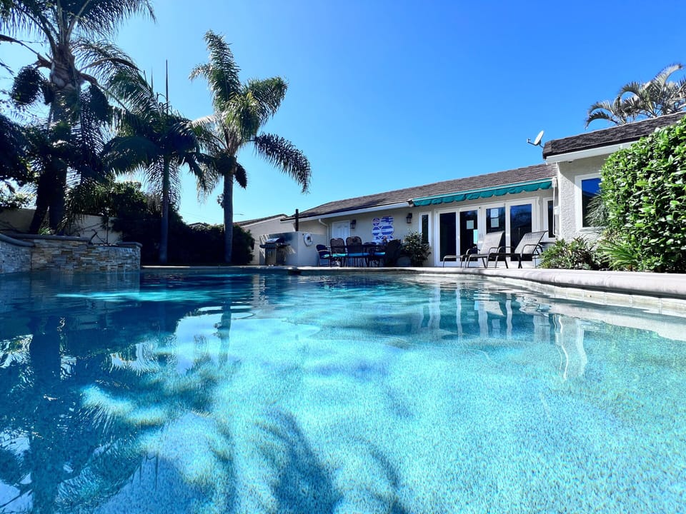 Beautiful In-ground Pool and Jacuzzi with Baja Shelf