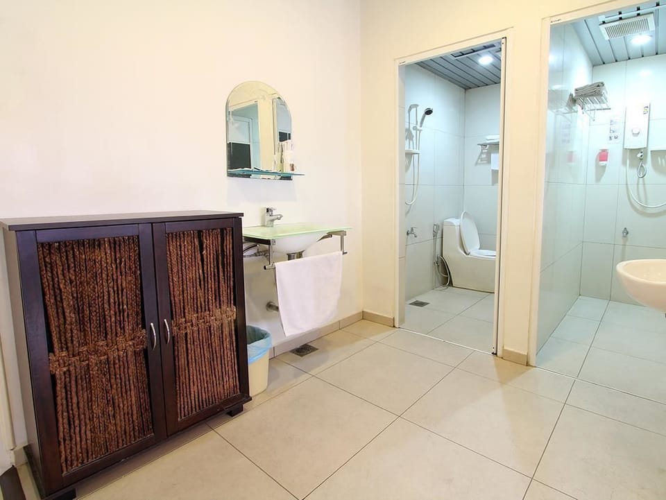 Family Suite, 2 Queen Beds, 2 Bathrooms | Bathroom | Free toiletries, towels