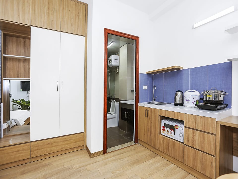 Business Studio, Balcony | Individually furnished, desk, laptop workspace, blackout drapes
