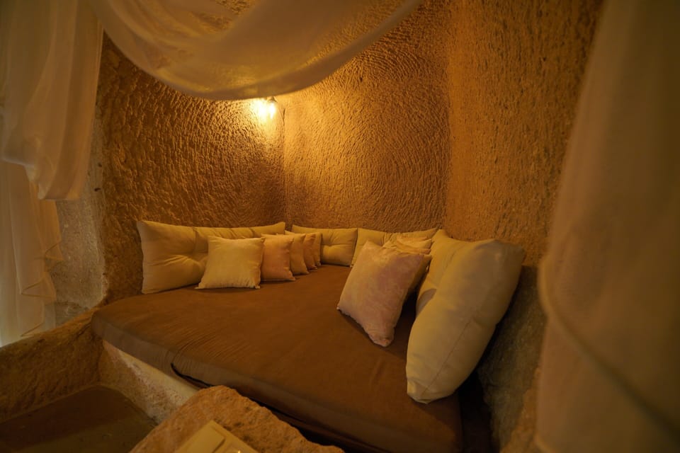 Deluxe Double Room, Multiple Beds | Living area