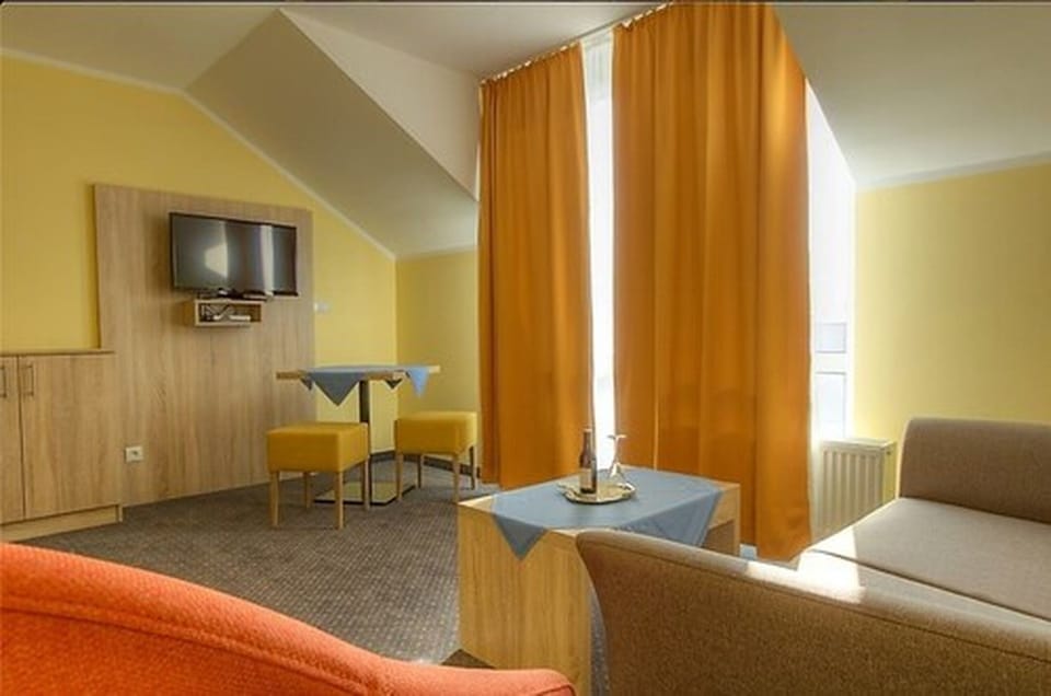 Hypo-allergenic bedding, desk, free WiFi, bed sheets