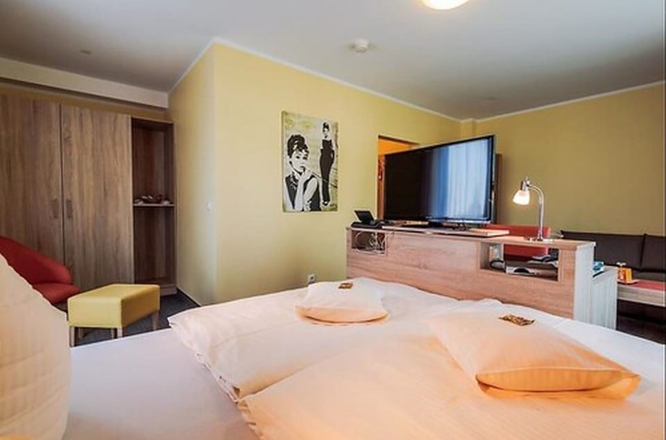Hypo-allergenic bedding, desk, free WiFi, bed sheets