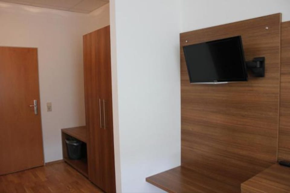 Triple Room, 3 Twin Beds, Non Smoking | Living area | Flat-screen TV