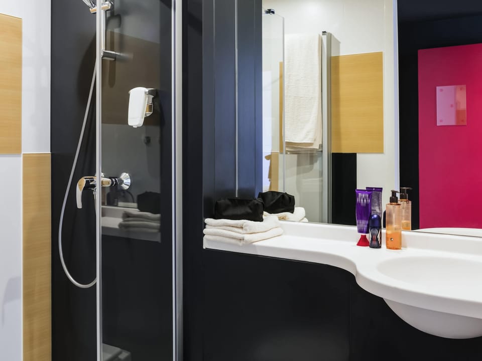 Standard Room, 3 Twin Beds | Desk, free cribs/infant beds, free rollaway beds, free WiFi