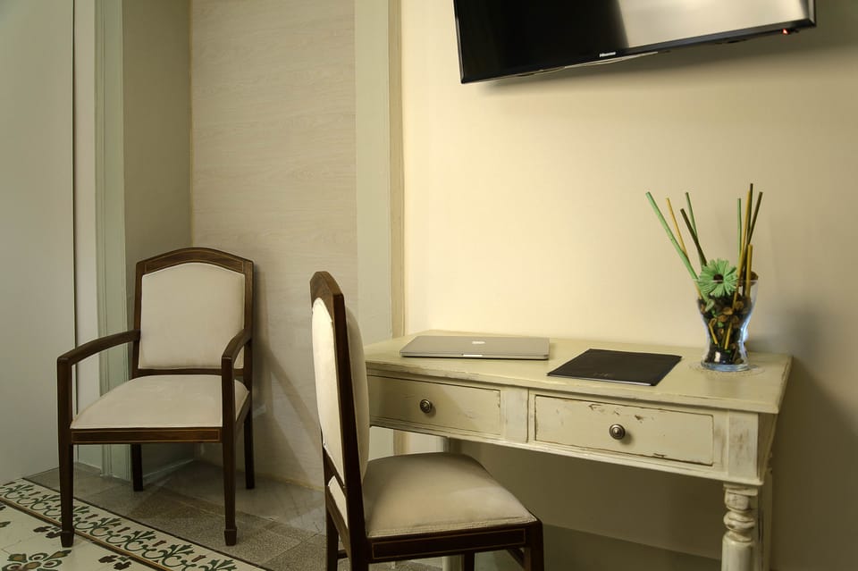 Deluxe Quadruple Room | Desk, soundproofing, free WiFi, bed sheets