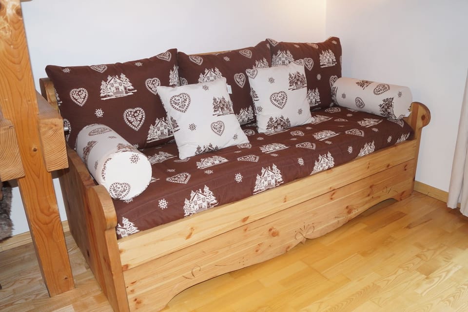 Family Room | 1 bedroom, premium bedding, Select Comfort beds, laptop workspace