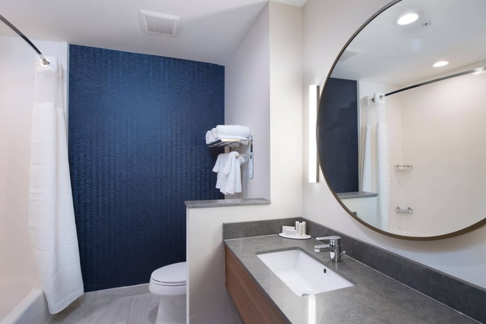 Combined shower/tub, free toiletries, hair dryer, towels