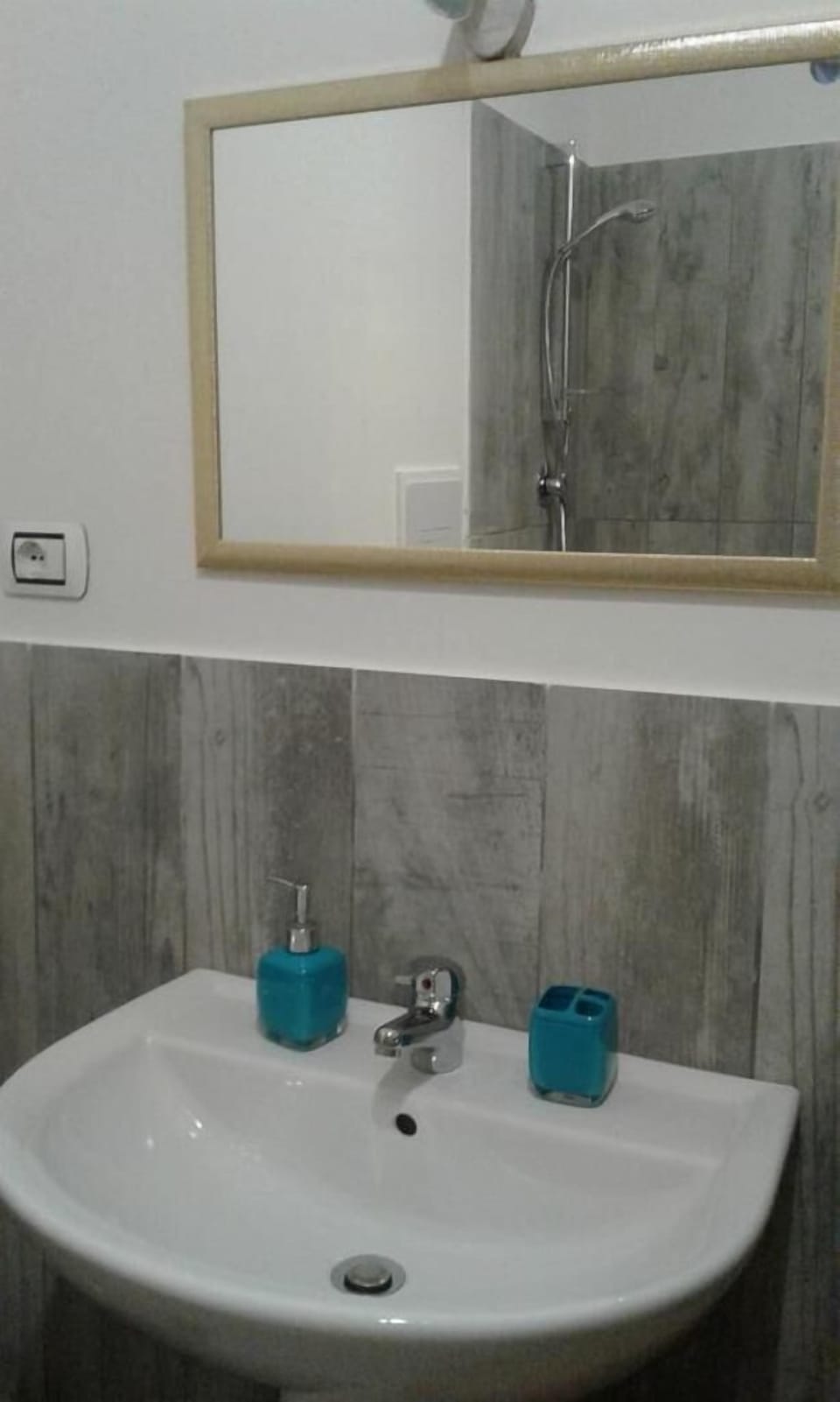 Superior Quadruple Room, Multiple Beds | Bathroom sink