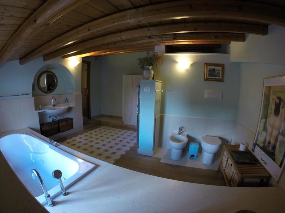 Quadruple Room | Bathroom | Shower, rainfall showerhead, free toiletries, hair dryer