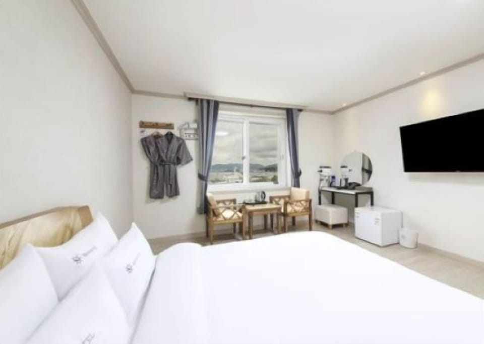 Standard Room (Bed type) | Hypo-allergenic bedding, down comforters, blackout drapes, soundproofing