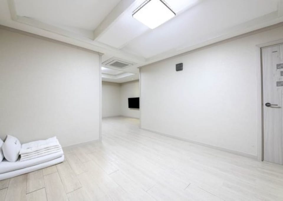 Superior Studio (Korean style_Ondol) | Hypo-allergenic bedding, down comforters, blackout drapes, soundproofing