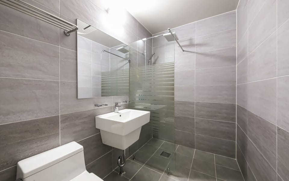 Deep soaking tub, free toiletries, hair dryer, bathrobes