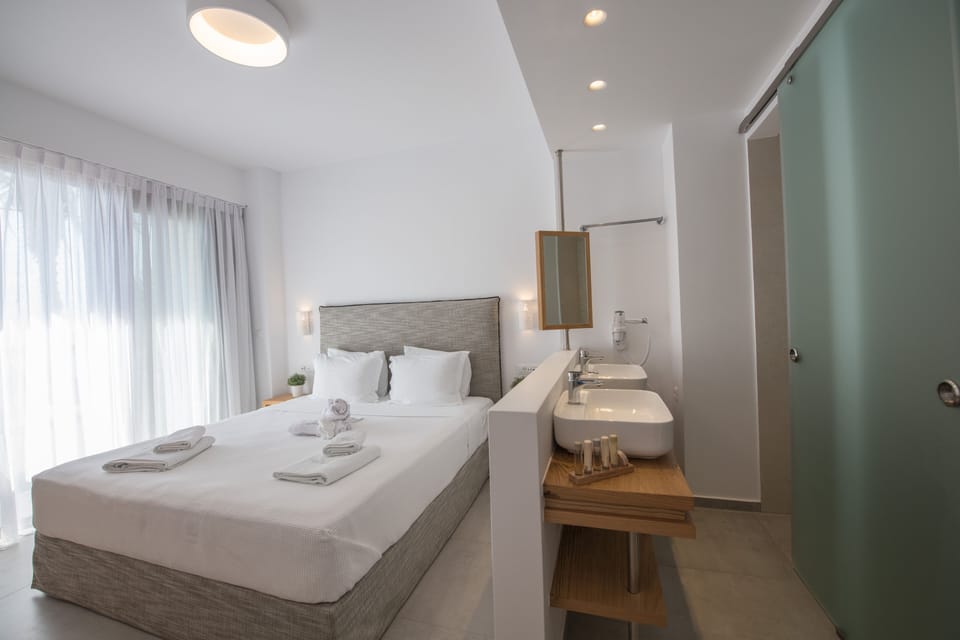 Classic Double Room, Sea View | Hypo-allergenic bedding, minibar, in-room safe, desk