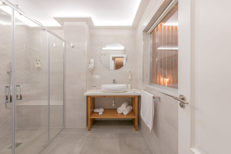 Premium Double Room, 1 King Bed with Sofa bed, Balcony | Bathroom | Shower, designer toiletries, hair dryer, slippers