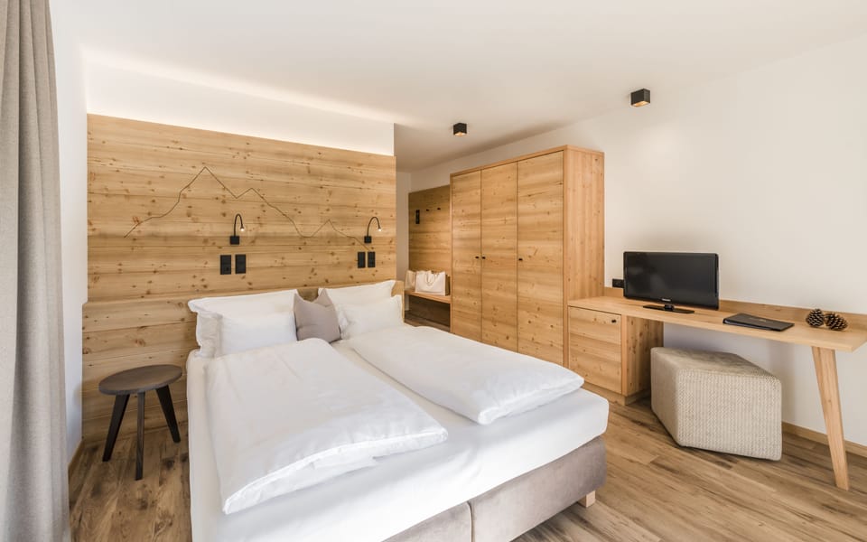 Comfort Double Room | In-room safe, desk, free WiFi, bed sheets
