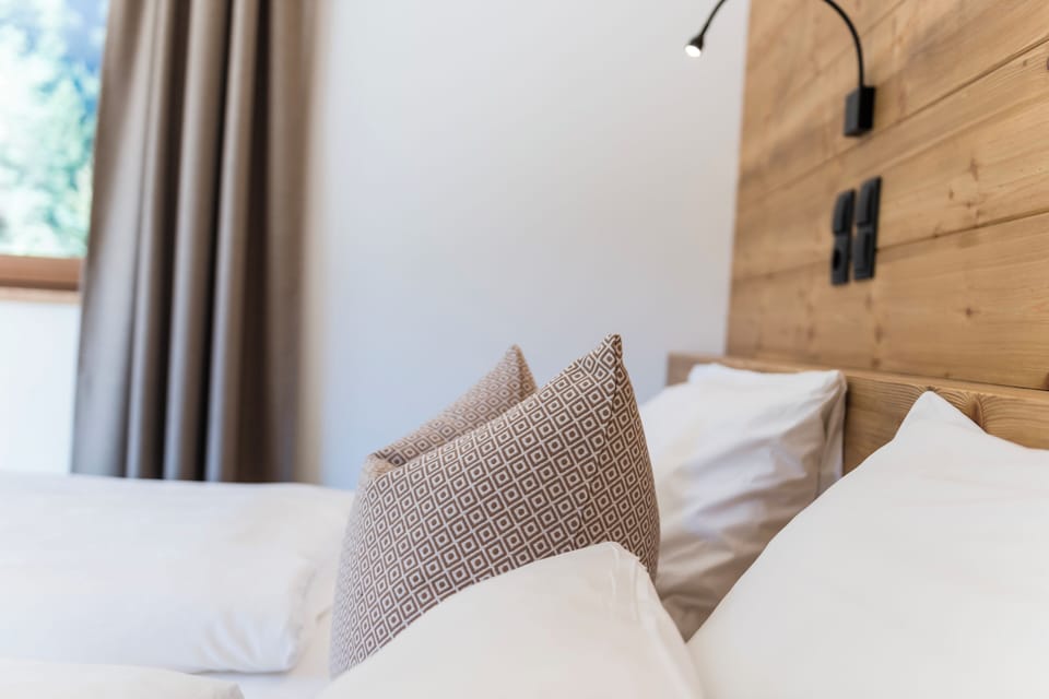 Comfort Double Room | In-room safe, desk, free WiFi, bed sheets