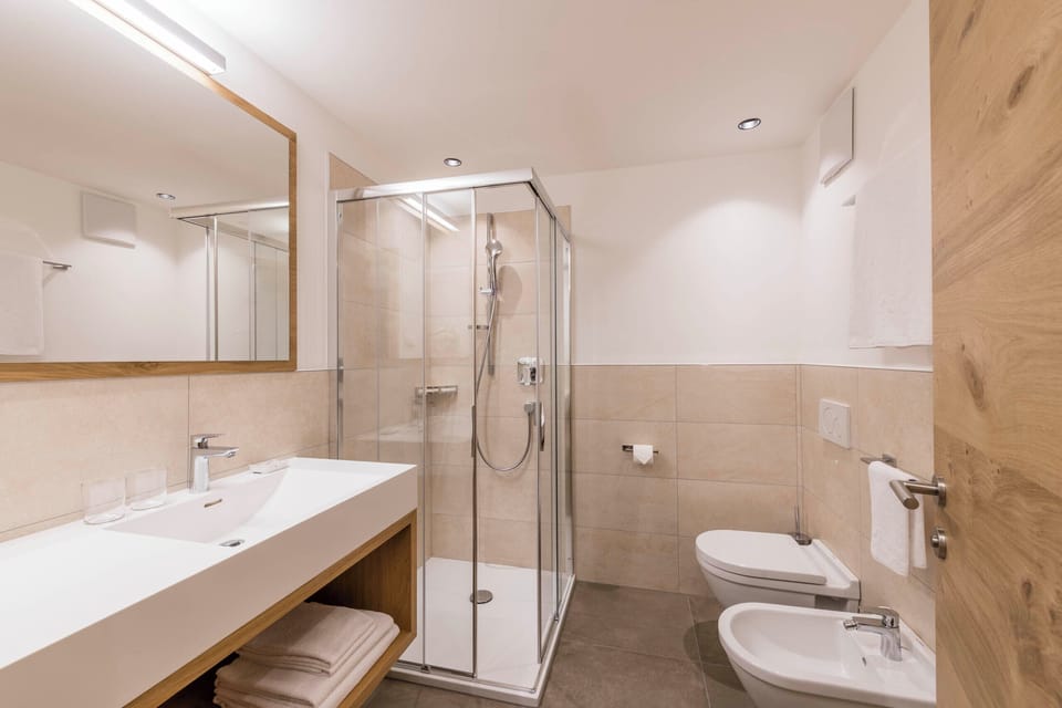 Comfort Double Room | Bathroom | Shower, free toiletries, hair dryer, bathrobes