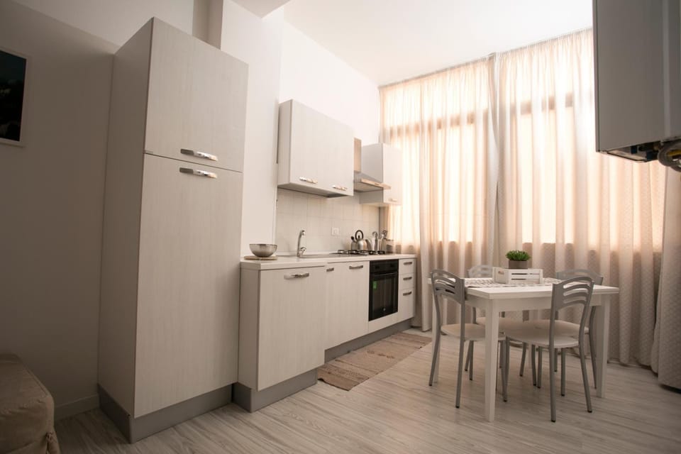Fridge, cookware/dishes/utensils