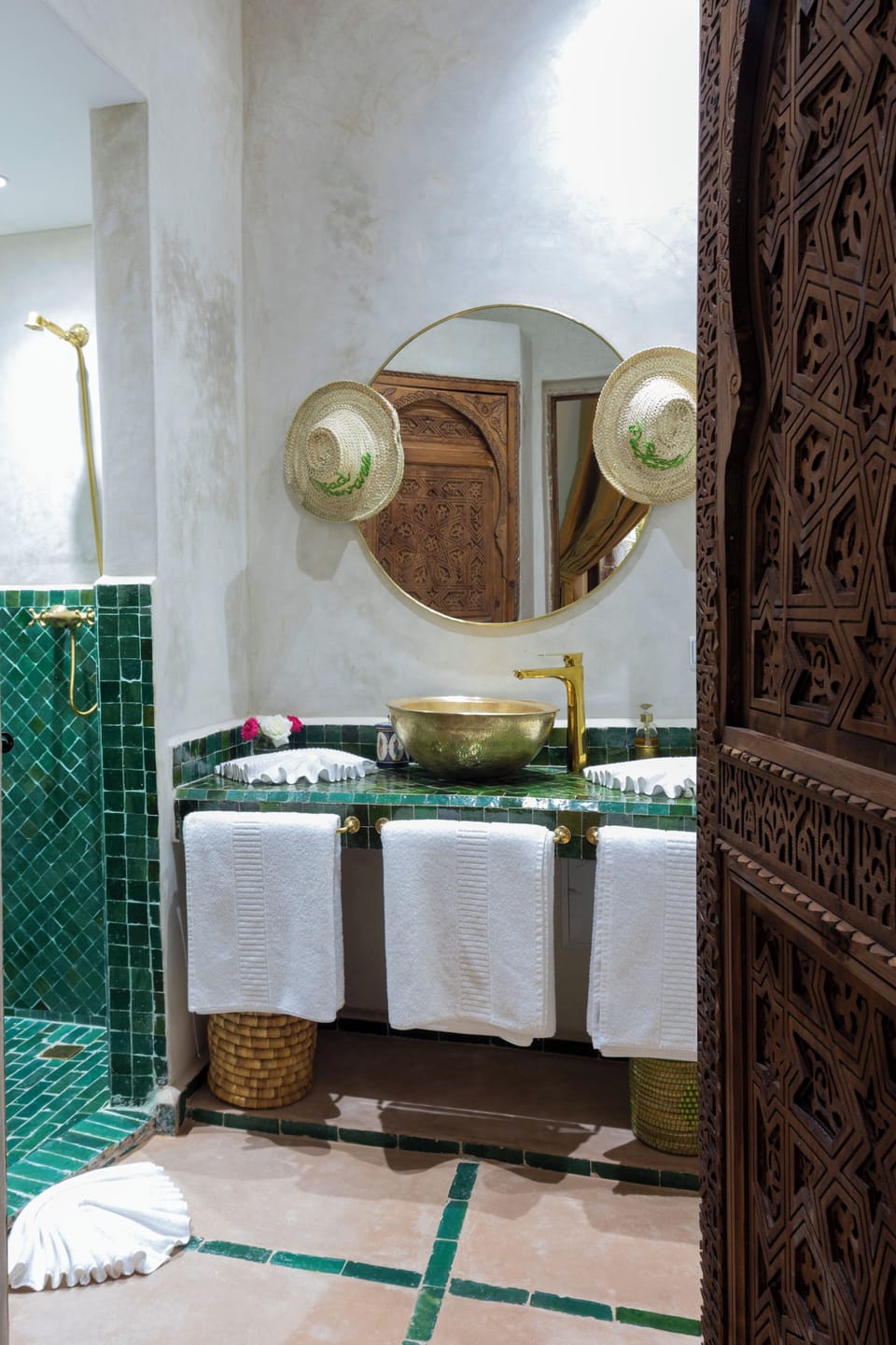 Executive Suite | Bathroom | Free toiletries, hair dryer, bathrobes, towels
