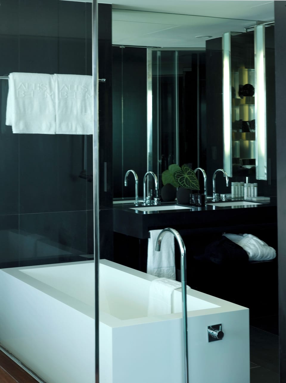 Suite (Diplomatic) | Bathroom | Free toiletries, hair dryer, bathrobes, slippers
