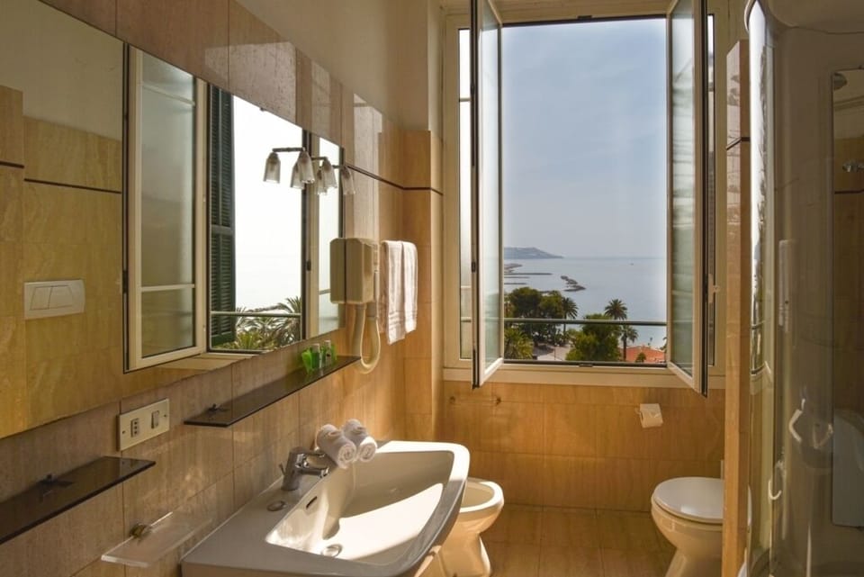 Tripla vista mare con balcone | Bathroom | Combined shower/tub, free toiletries, hair dryer, slippers
