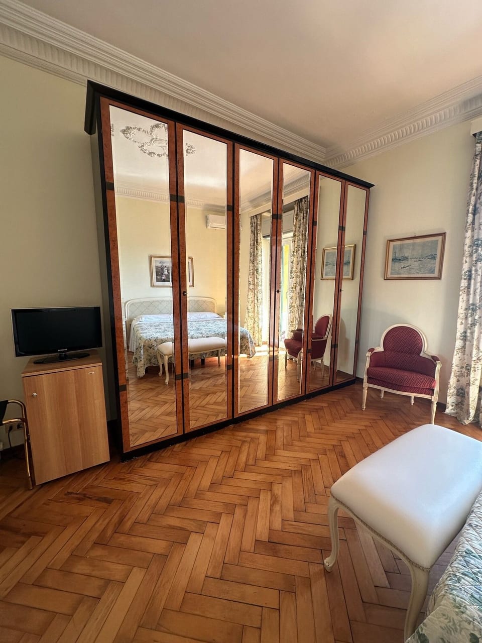 Tripla balcone | Minibar, in-room safe, individually decorated, desk