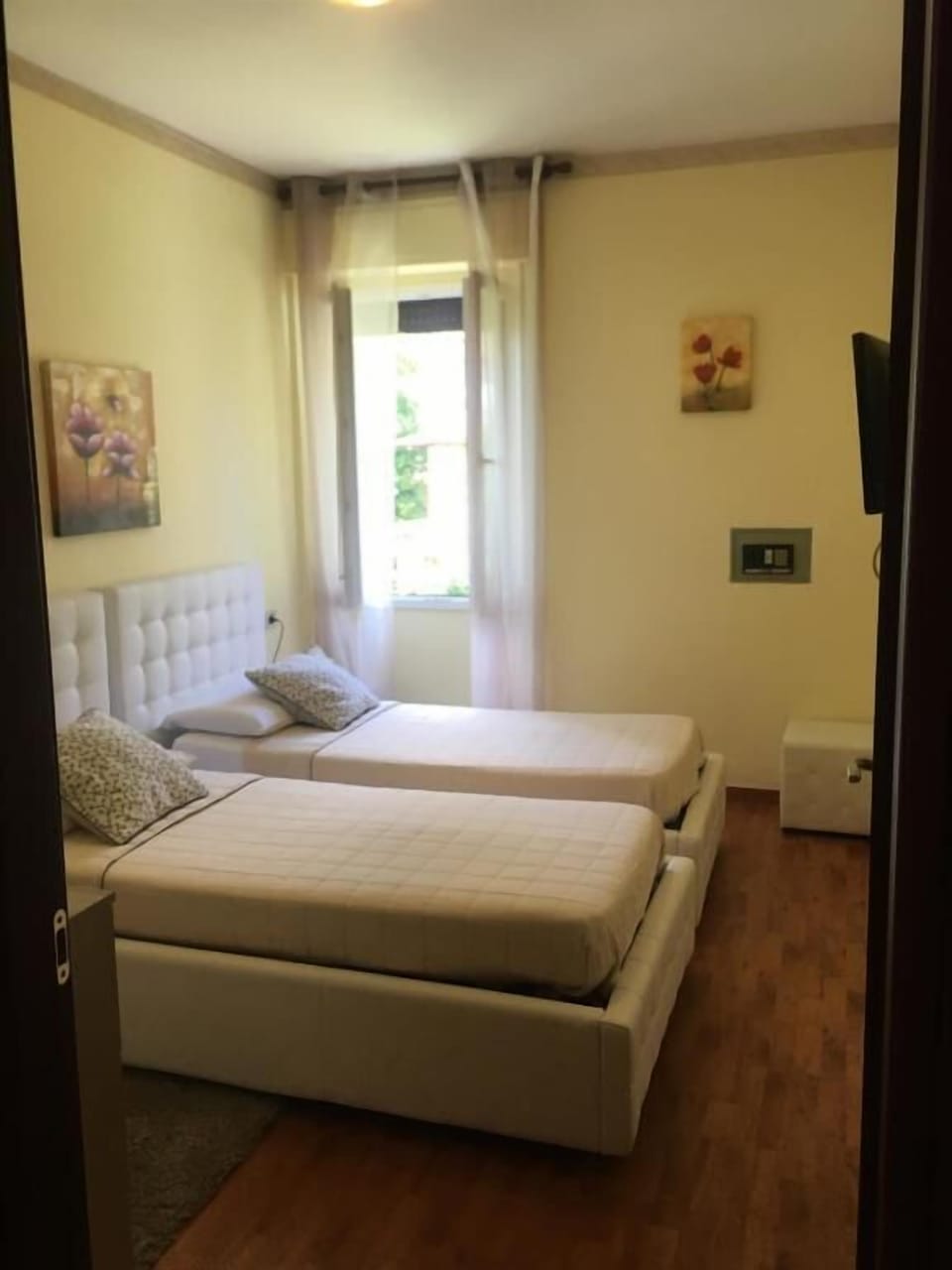 In-room safe, WiFi (free), bed sheets