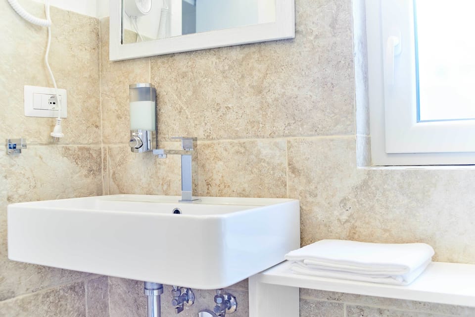 Shower, rainfall showerhead, free toiletries, hair dryer