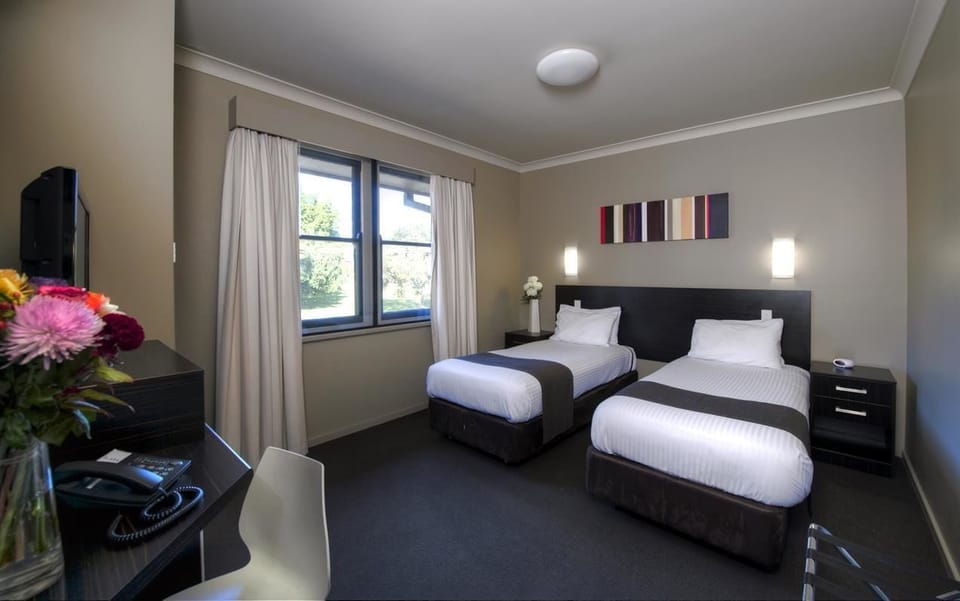 Standard Room, 2 Twin Beds, Non Smoking | In-room safe, desk, iron/ironing board, cribs (free)