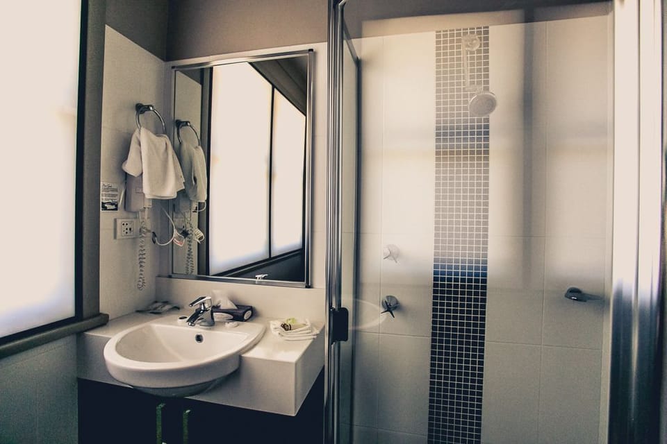 Standard Room, 1 Queen Bed, Non Smoking | Bathroom | Shower, hair dryer, towels