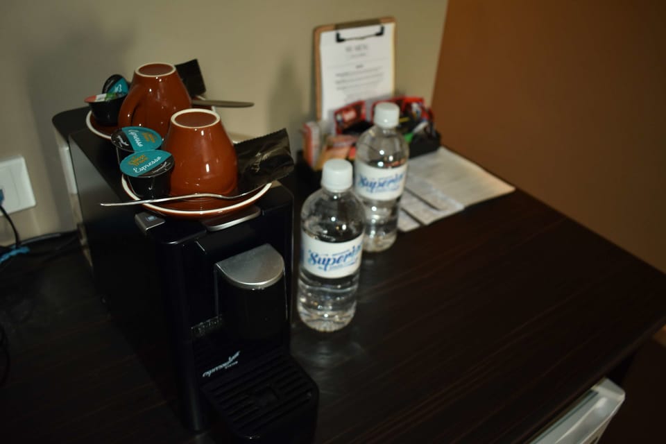 Deluxe Room, 1 Queen Bed, Non Smoking | In-room safe, desk, iron/ironing board, cribs (free)