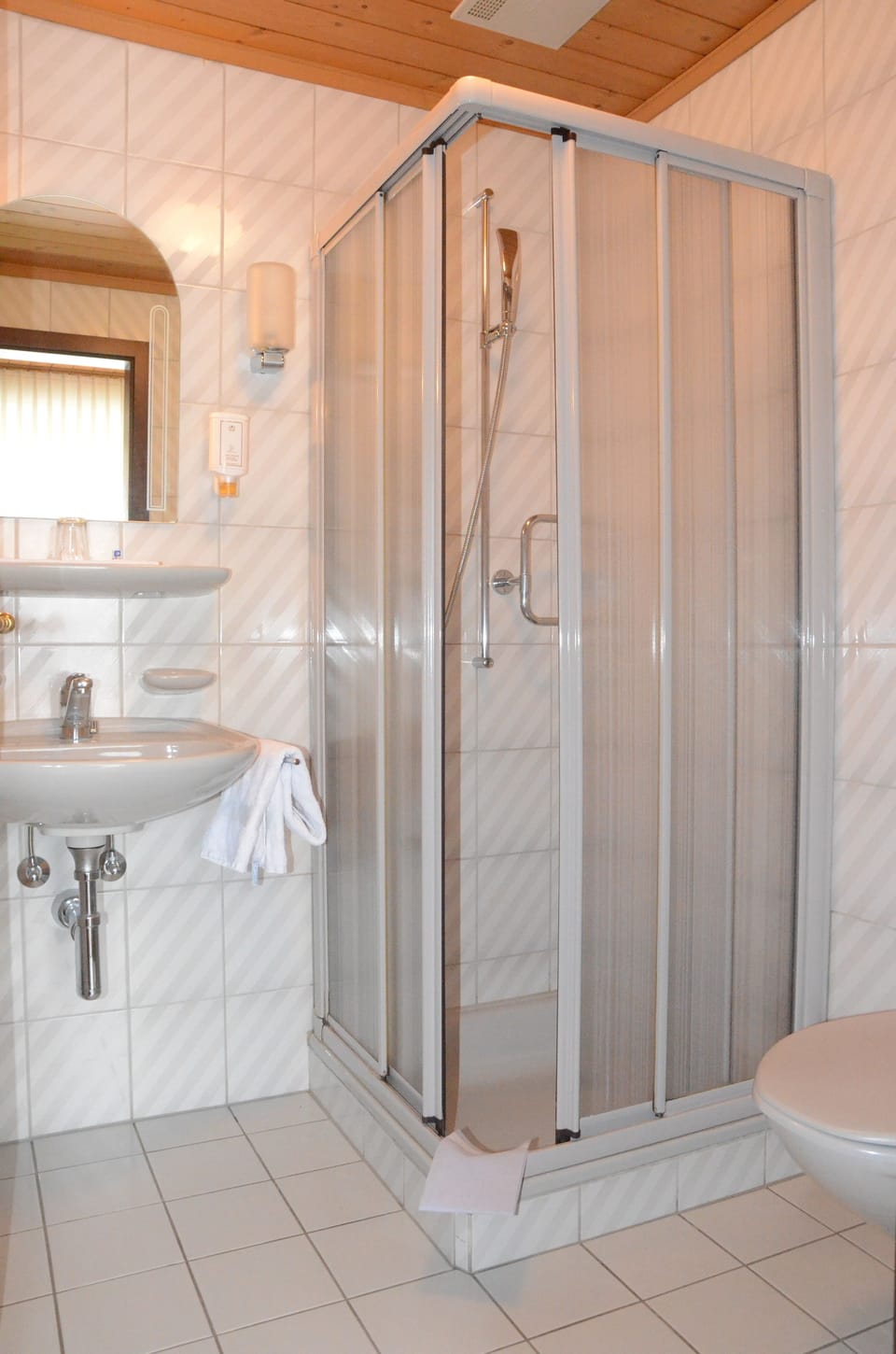 Double Room | Bathroom | Shower, towels