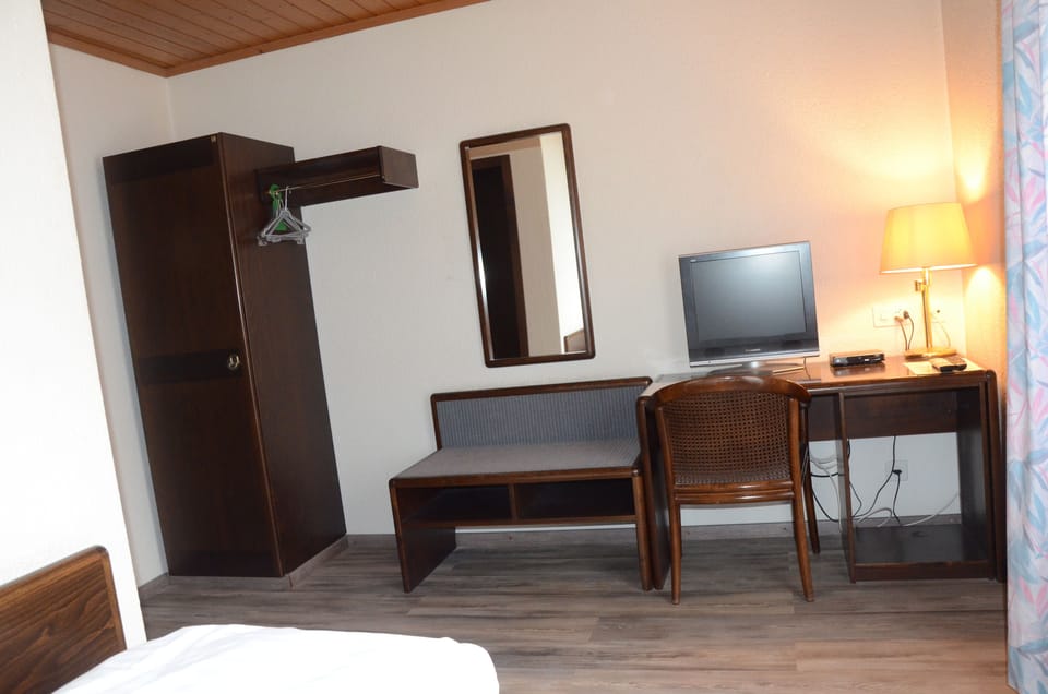 Single Room | Desk, rollaway beds, free WiFi, bed sheets