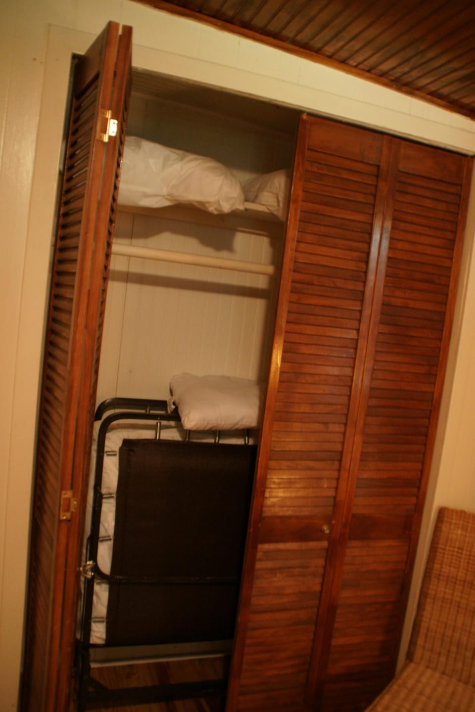 FULL SIZE ROLL AWAY BED