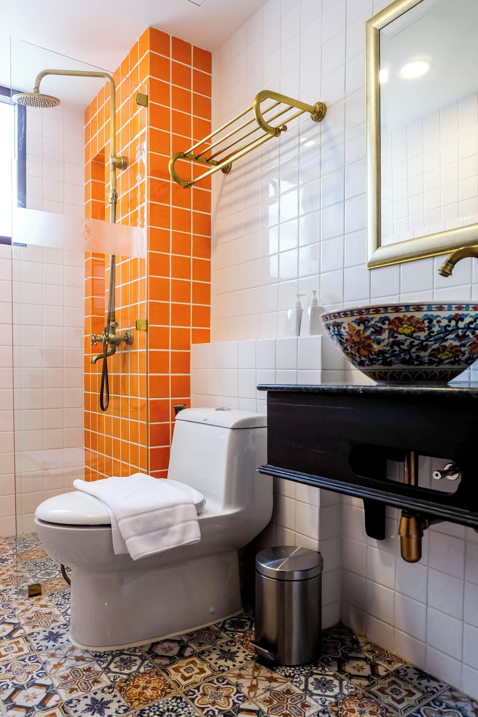 Signature Triple Room, 3 Twin Beds, Accessible, Non Smoking | Bathroom | Free toiletries, hair dryer, slippers, bidet