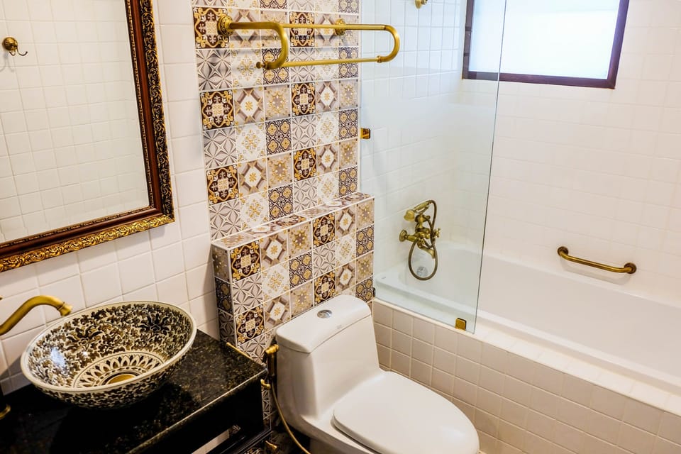 Grand Double Room, 1 King Bed, Accessible, Non Smoking | Bathroom | Free toiletries, hair dryer, slippers, bidet