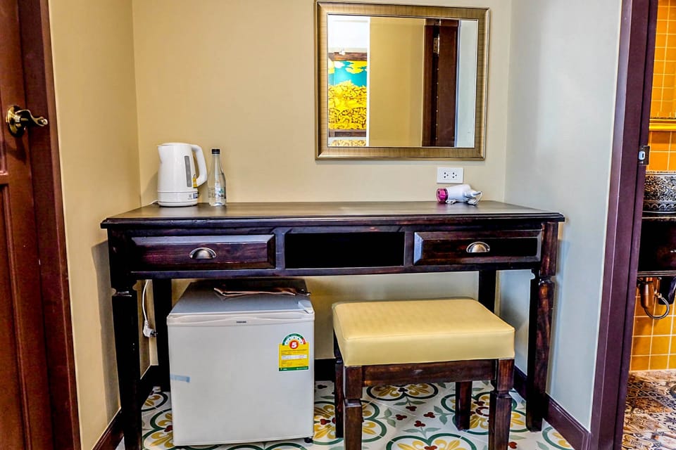 Deluxe Twin Room, Accessible, Non Smoking | Mini-refrigerator