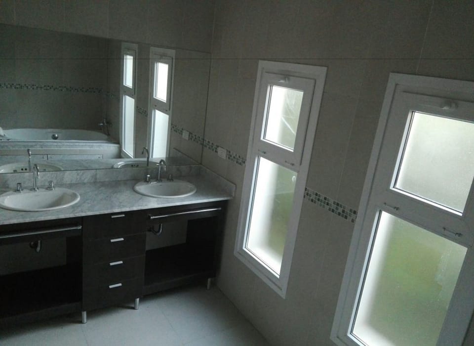 Deluxe Room, 1 King Bed, Non Smoking, Private Bathroom | Bathroom sink