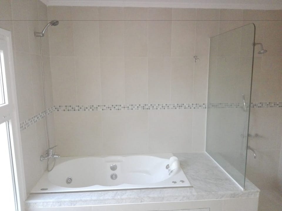 Deluxe Room, 1 King Bed, Non Smoking, Private Bathroom | Jetted tub