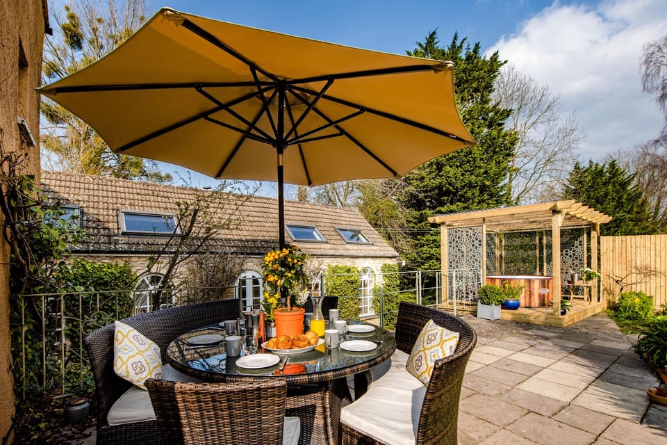 Al Fresco breakfast and hot tub