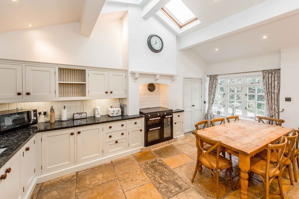 Eat-in kitchen with range (5 induction hobs and double electric ovens)  