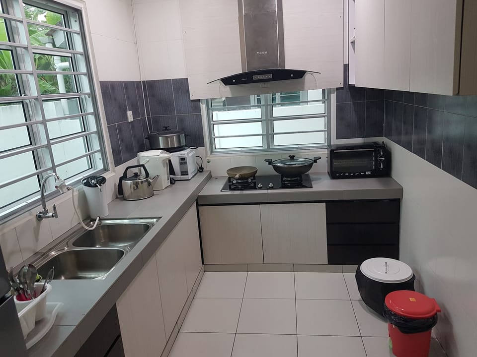 Family House, Multiple Beds, Non Smoking | Private kitchen | Full-size fridge, microwave, stovetop, electric kettle