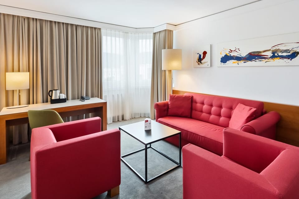 Junior Suite | Minibar, in-room safe, desk, blackout drapes