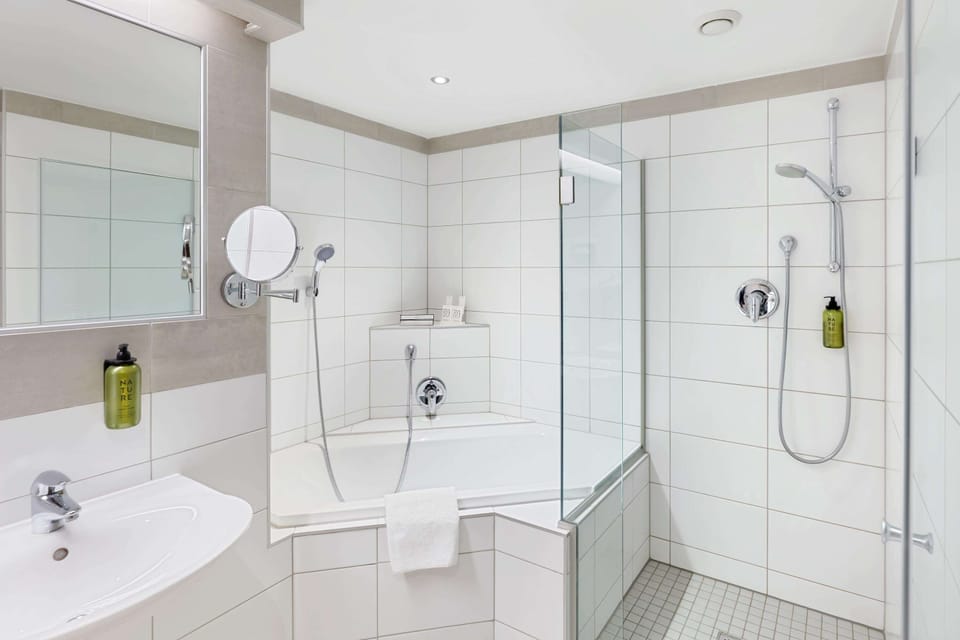 Junior Suite | Bathroom | Bathtub, hair dryer, towels
