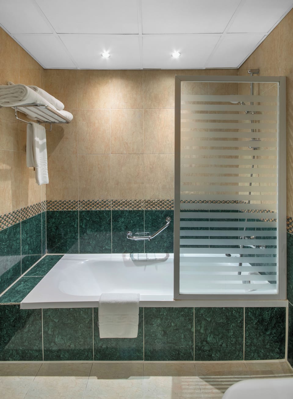 Family Suite | Bathroom | Free toiletries, hair dryer, bathrobes, slippers
