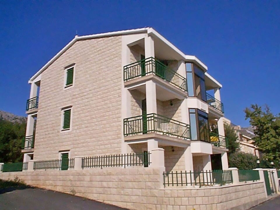 Sky, Building, Property, Window, Stairs, Tree, House, Urban Design, Neighbourhood